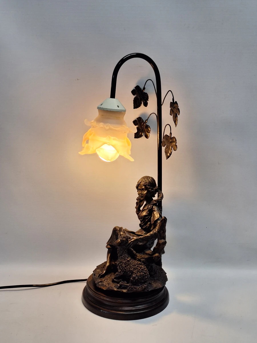 Figurale Art Nouveau-stijl tafellamp - Herderin met schaap en bloemvormige kap - foto 4