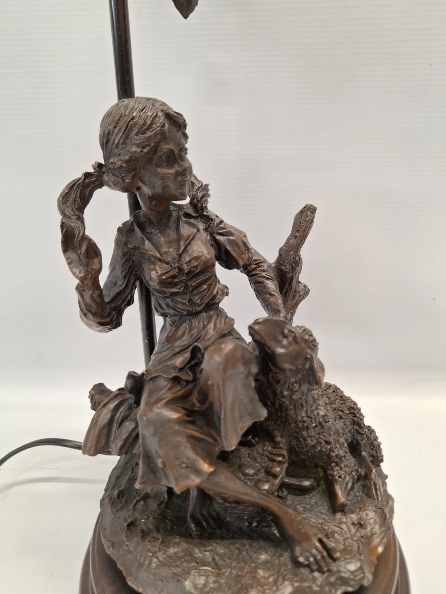 Figurale Art Nouveau-stijl tafellamp - Herderin met schaap en bloemvormige kap - foto 9
