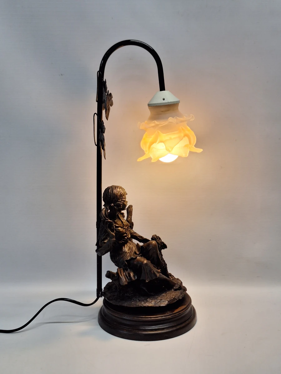 Figurale Art Nouveau-stijl tafellamp - Herderin met schaap en bloemvormige kap - foto 2