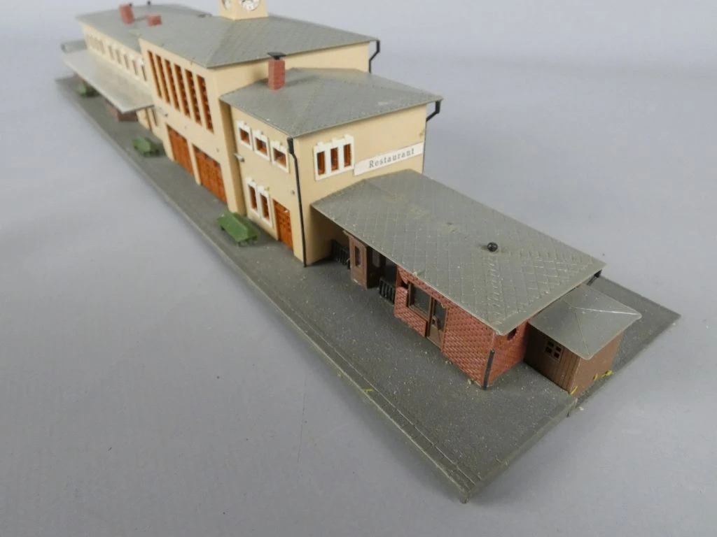 Gedetailleerd model van een historisch treinstation - foto 5