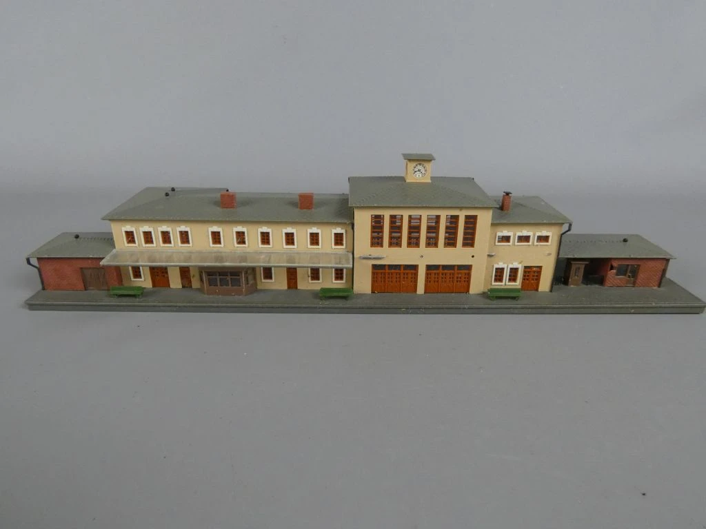Gedetailleerd model van een historisch treinstation - foto 2