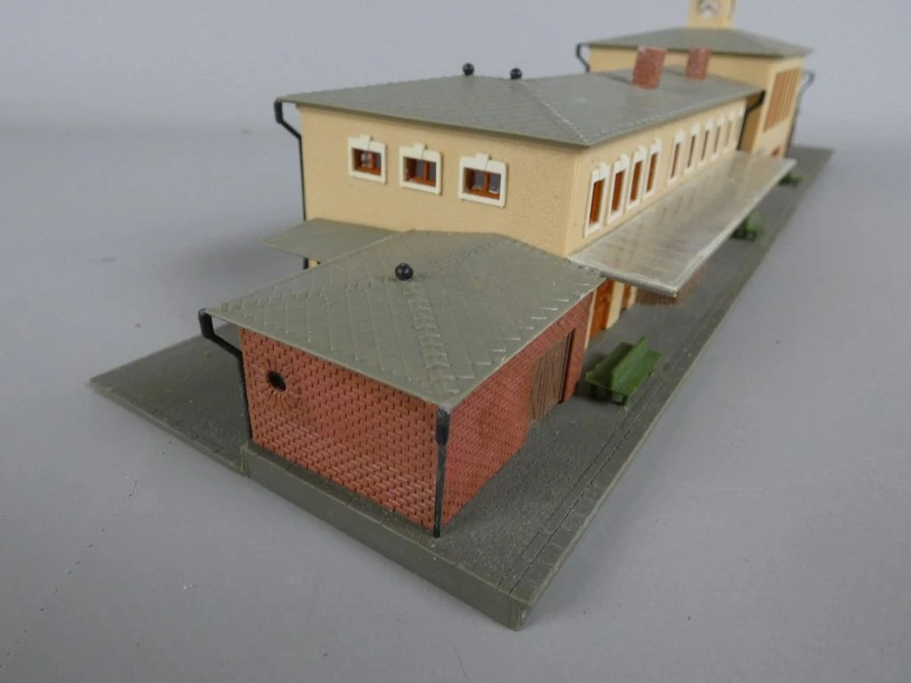 Gedetailleerd model van een historisch treinstation - foto 3