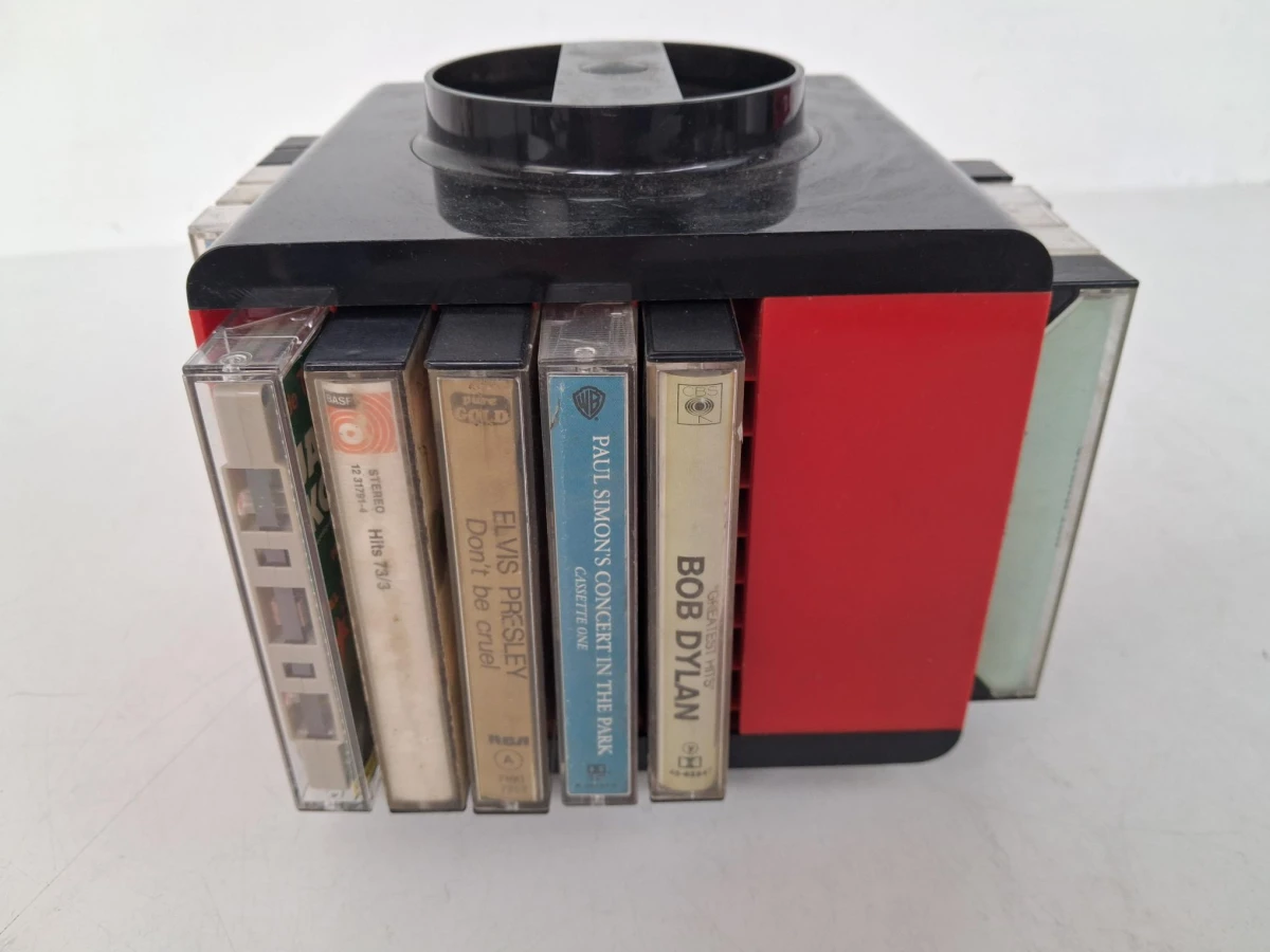 Cassettecarousel gevuld met muziekcassettes