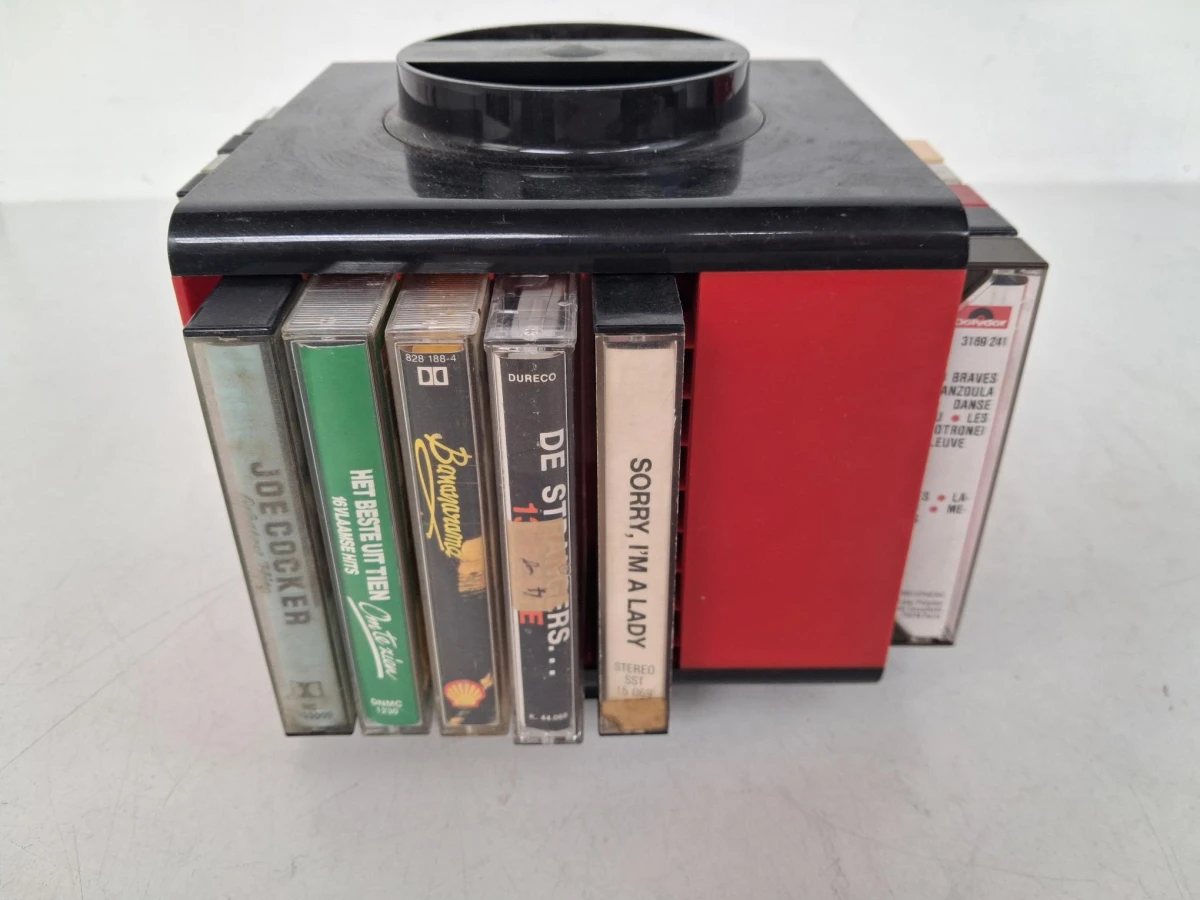Cassettecarousel gevuld met muziekcassettes