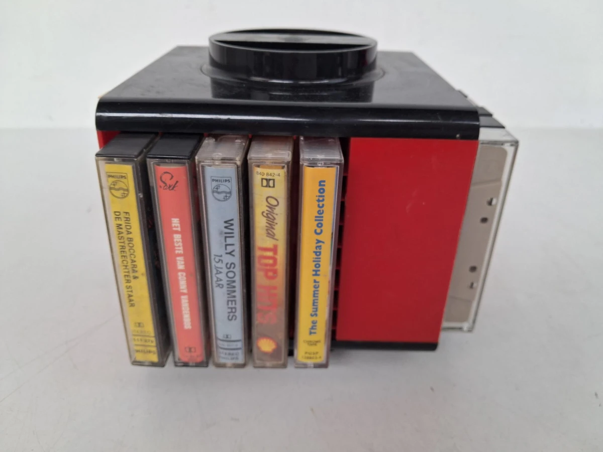 Cassettecarousel gevuld met muziekcassettes
