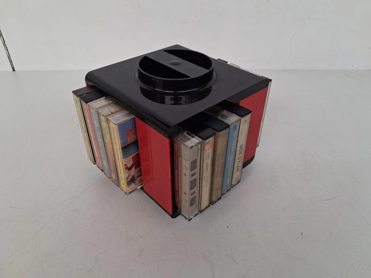 Cassettecarousel gevuld met muziekcassettes