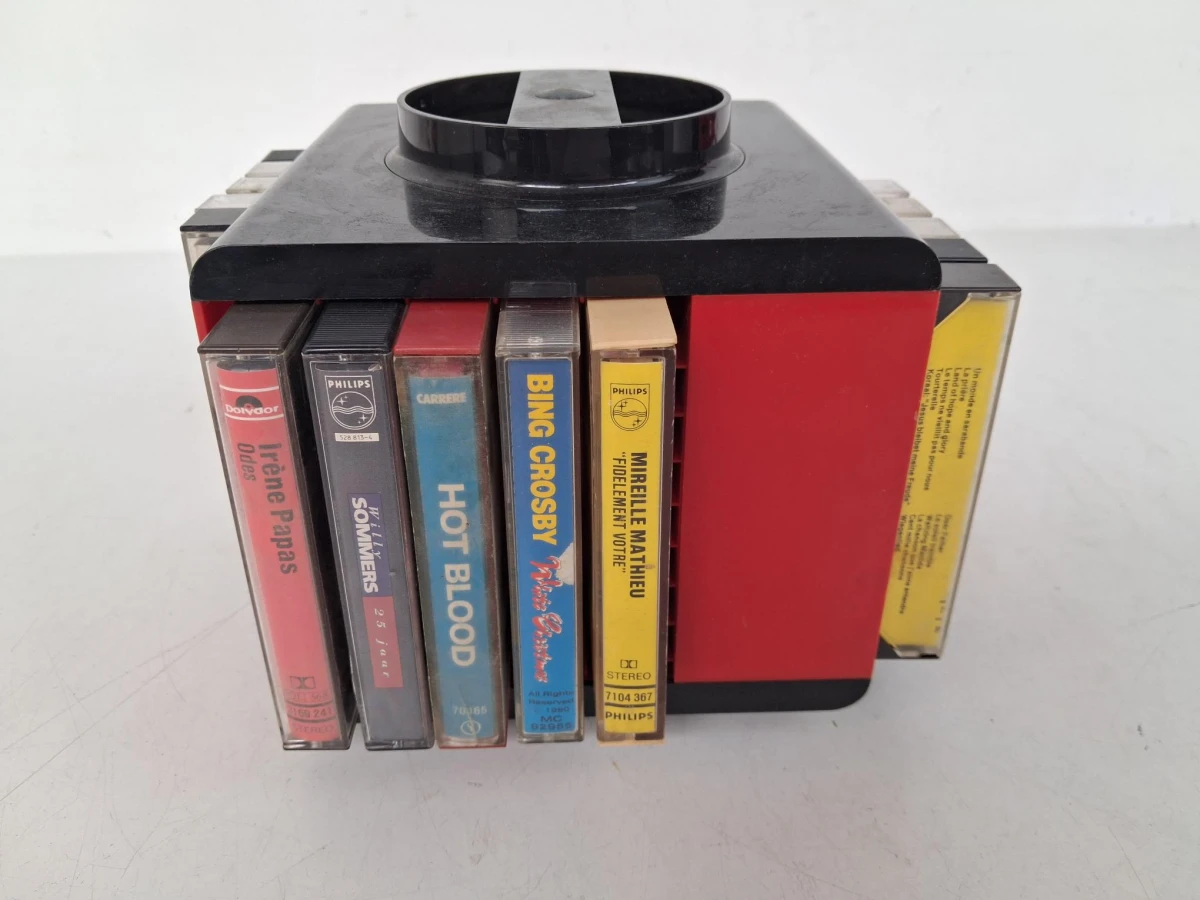 Cassettecarousel gevuld met muziekcassettes