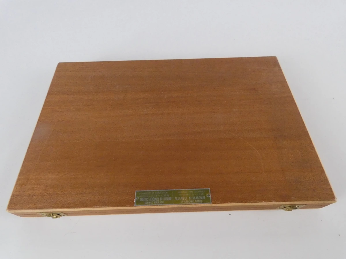 Set van 12 decoratieve reliëfplaquettes of zegelreproducties - foto 15