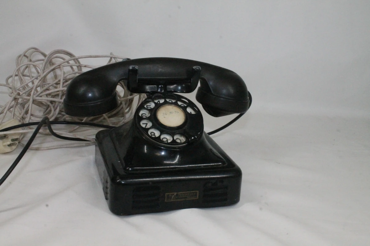 Klassieke antieke draaischijftelefoon – kavel bij De Kringwinkel, Brecht