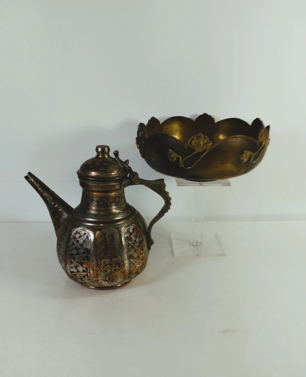 Twee oosterse metalen decoratiestukken: gegraveerde koffiekan en art-nouveau schaal - foto 8