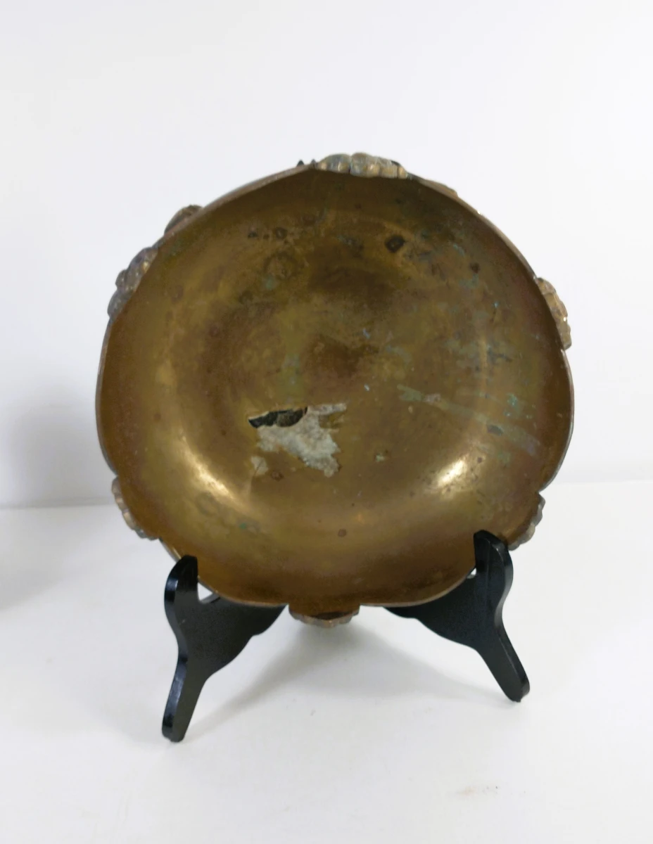 Twee oosterse metalen decoratiestukken: gegraveerde koffiekan en art-nouveau schaal - foto 4