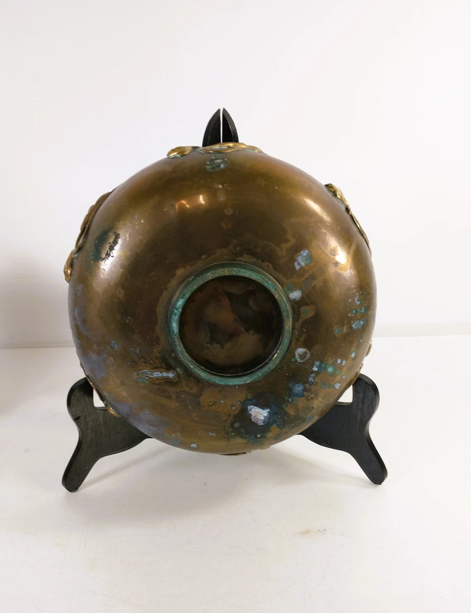 Twee oosterse metalen decoratiestukken: gegraveerde koffiekan en art-nouveau schaal - foto 5