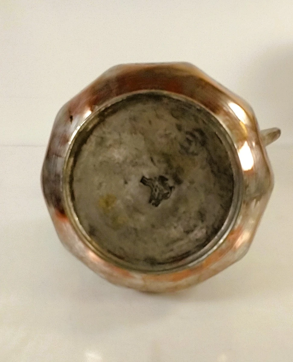 Twee oosterse metalen decoratiestukken: gegraveerde koffiekan en art-nouveau schaal - foto 2