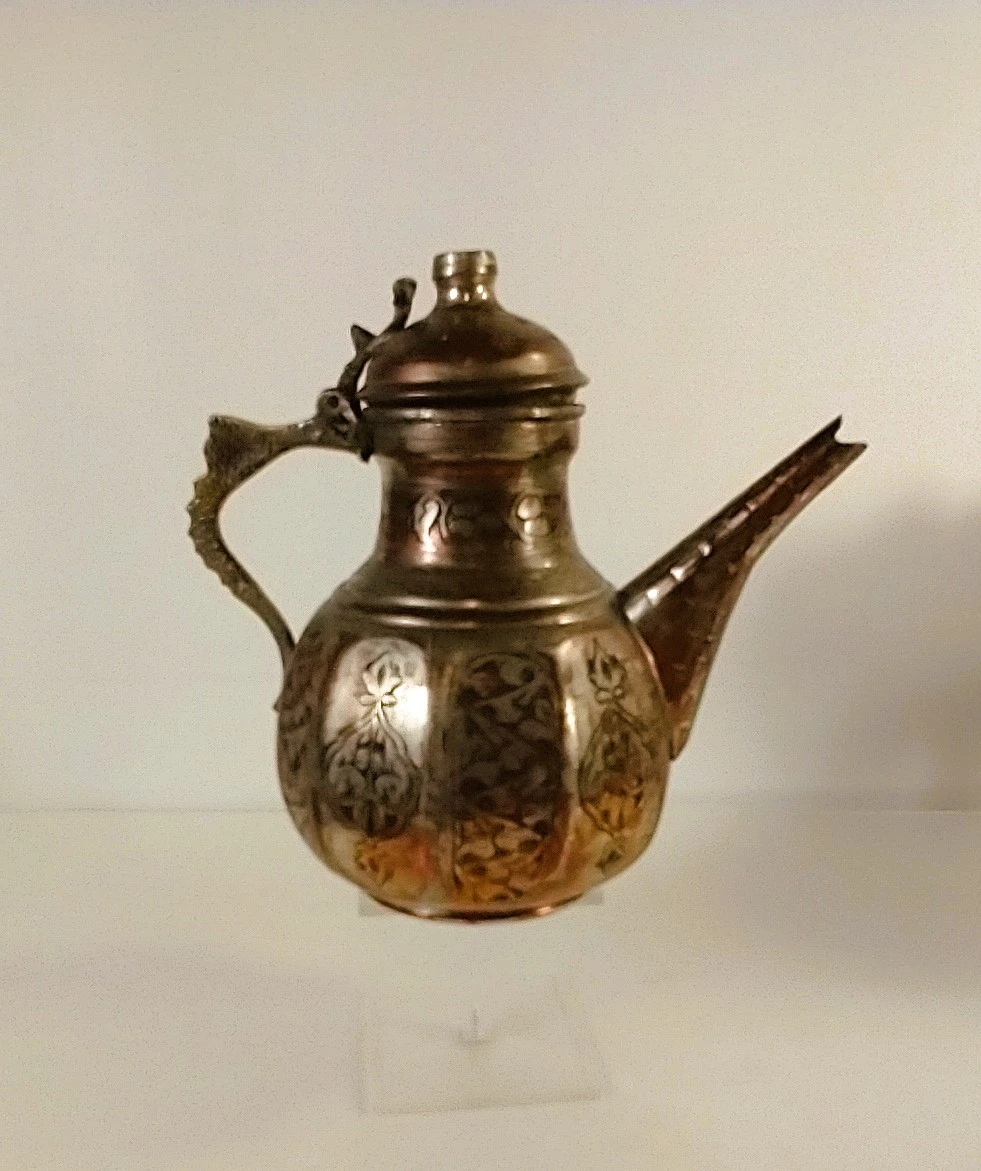Twee oosterse metalen decoratiestukken: gegraveerde koffiekan en art-nouveau schaal - foto 7