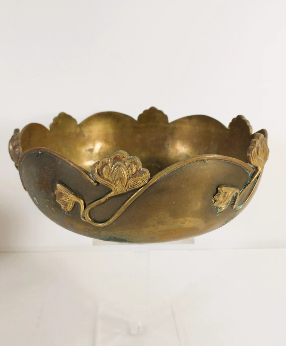 Twee oosterse metalen decoratiestukken: gegraveerde koffiekan en art-nouveau schaal - foto 3