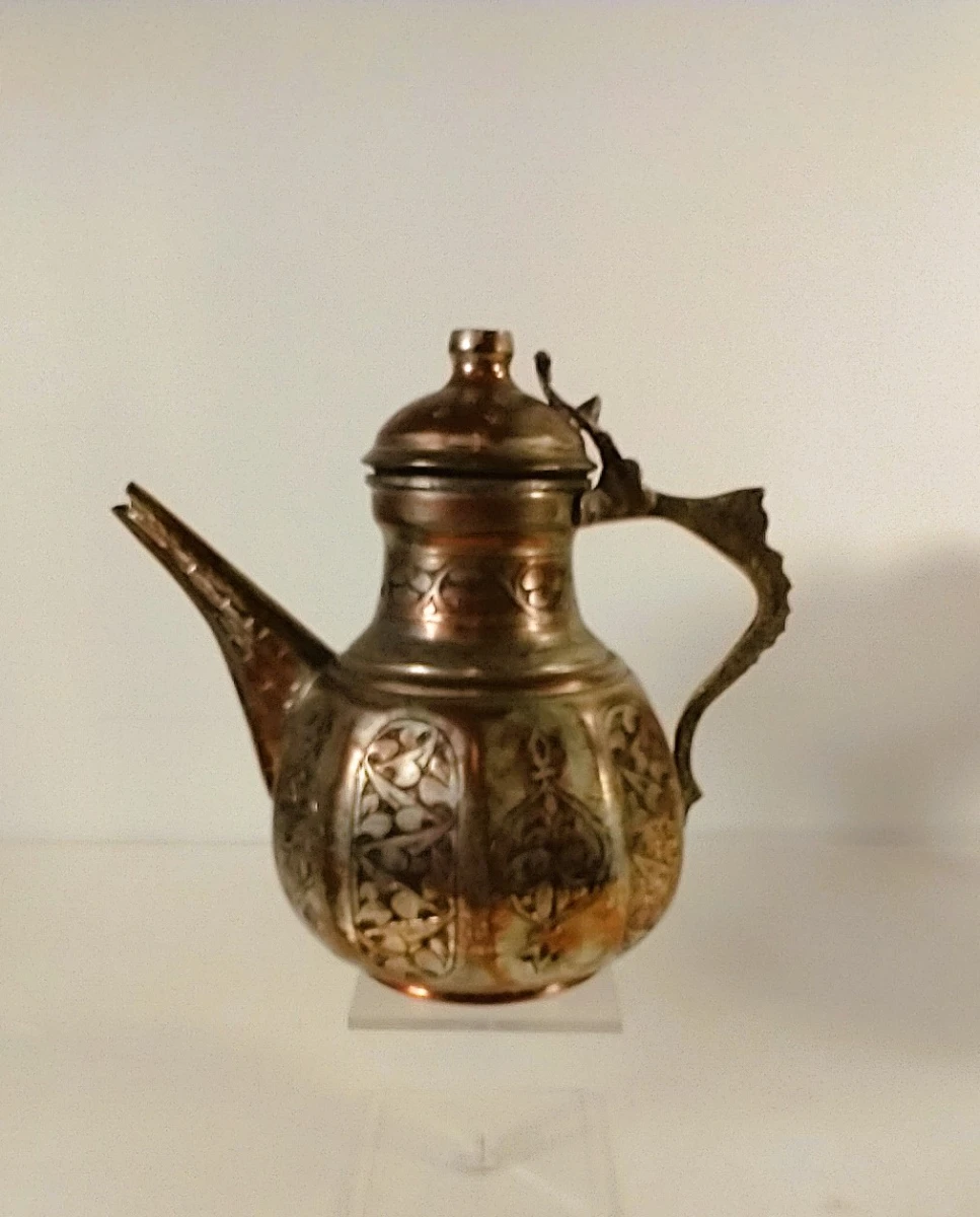 Twee oosterse metalen decoratiestukken: gegraveerde koffiekan en art-nouveau schaal - foto 6