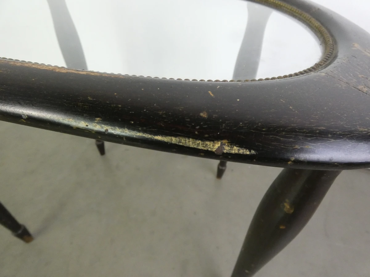 Halfovale salontafel met een houten frame en een glazen blad - foto 12