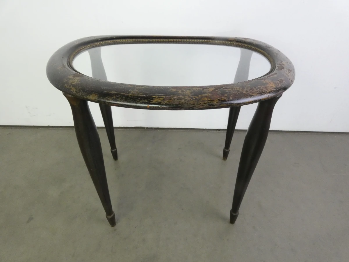 Halfovale salontafel met een houten frame en een glazen blad - foto 18