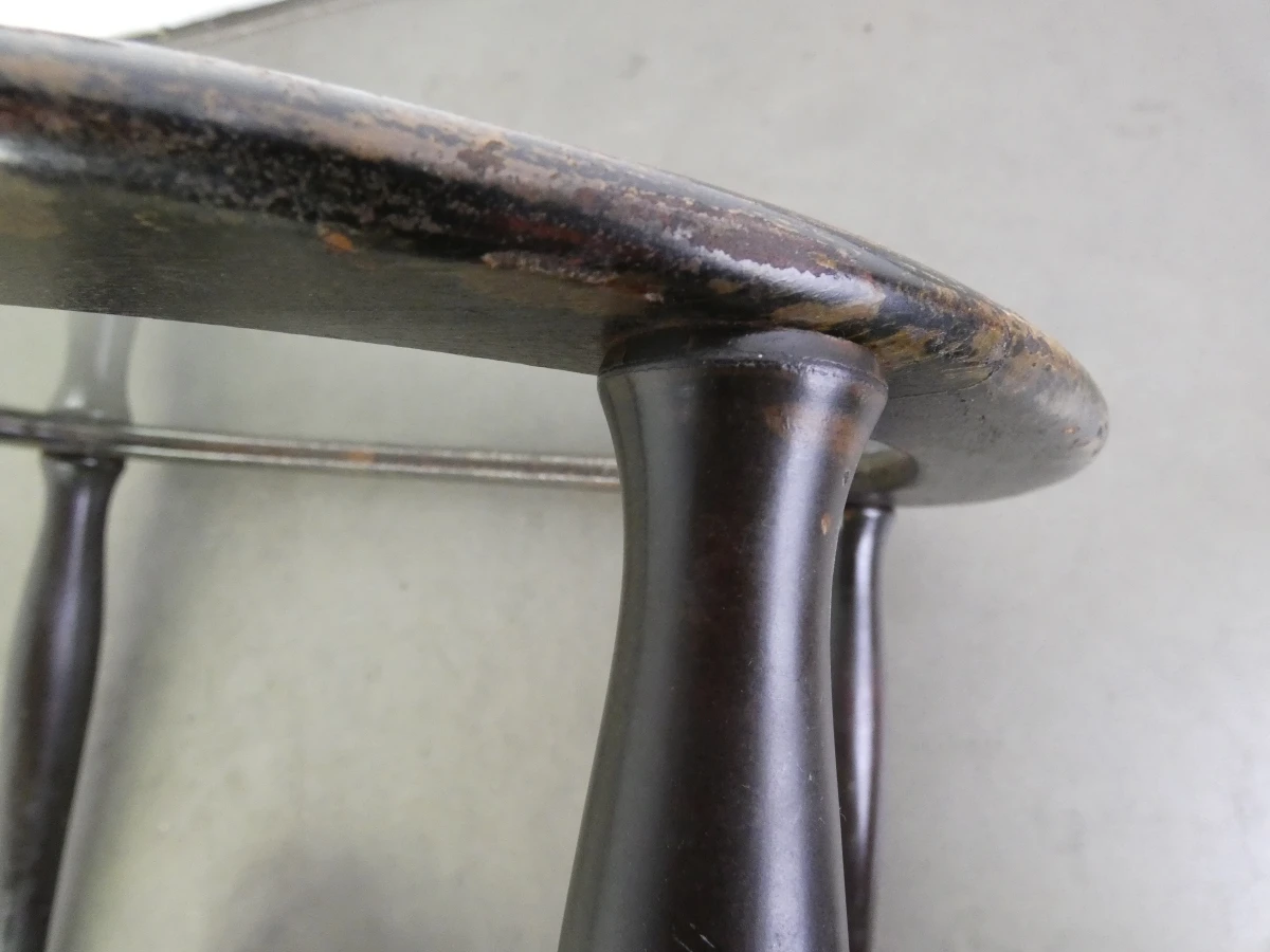 Halfovale salontafel met een houten frame en een glazen blad - foto 6