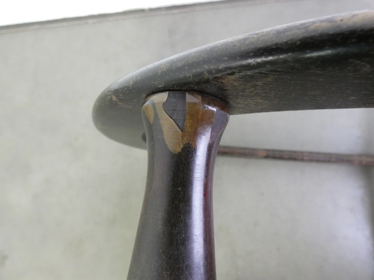 Halfovale salontafel met een houten frame en een glazen blad - foto 4