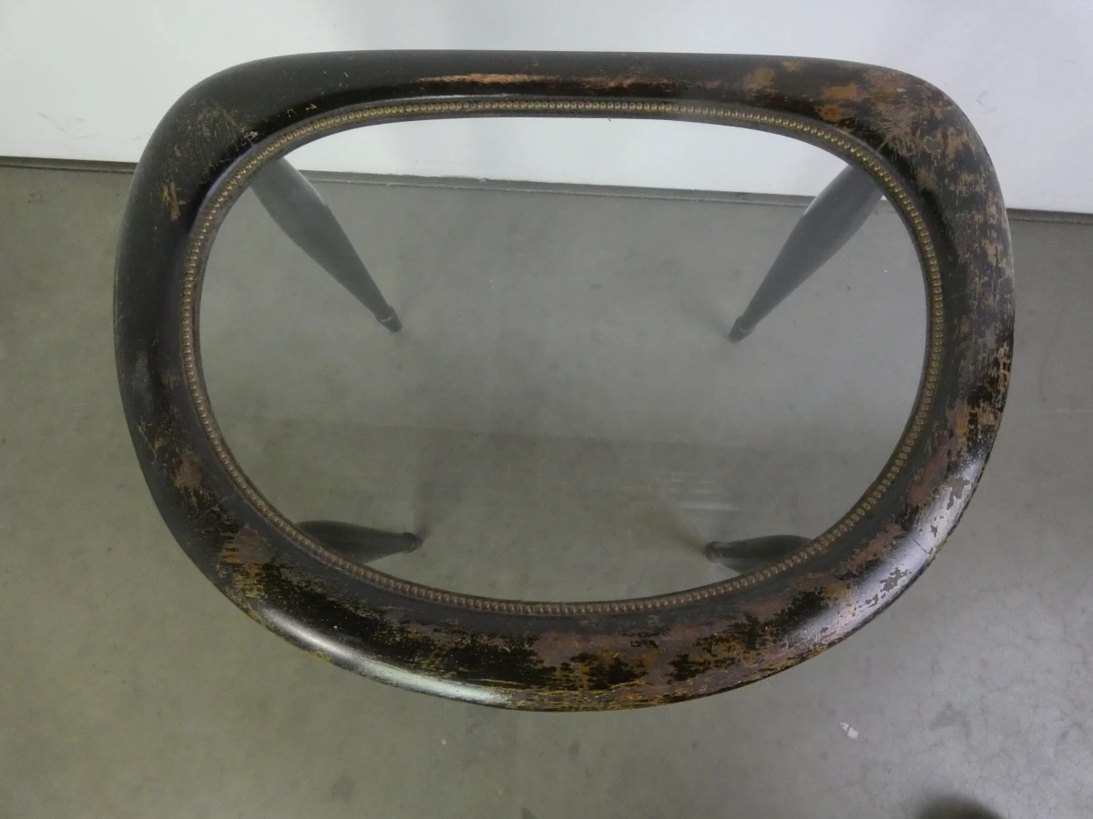 Halfovale salontafel met een houten frame en een glazen blad - foto 3