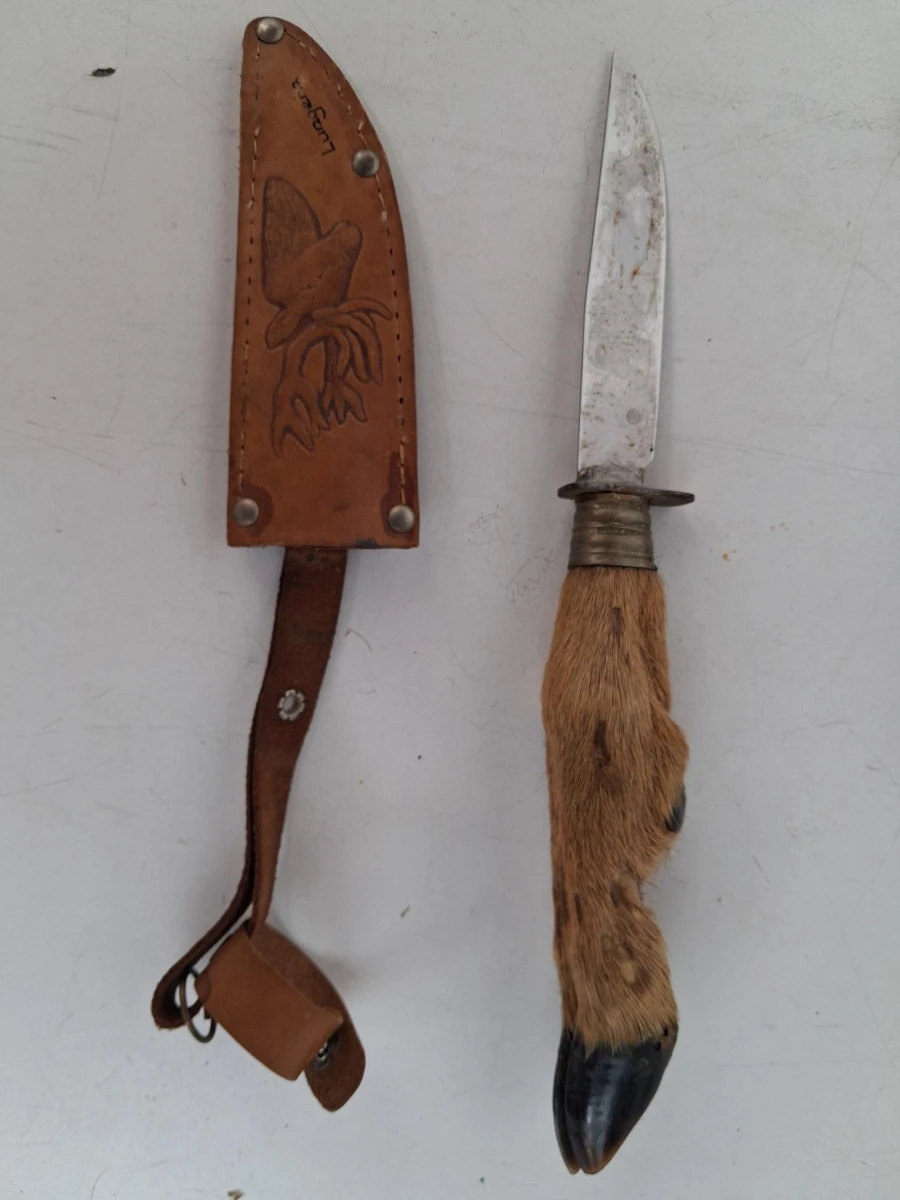 Twee souvenirmessen