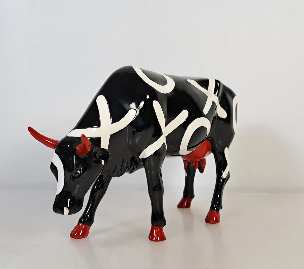 CowParade Hugs and Smooches koe – Westland Giftware, 2000 - foto 3