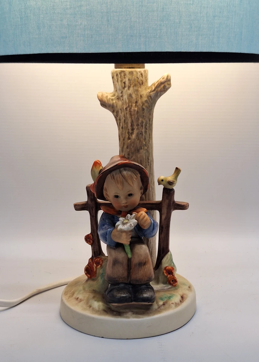 Authentieke Goebel M.I. Hummel tafellamp No. 227 - “She Loves Me, She Loves Me Not” - foto 4
