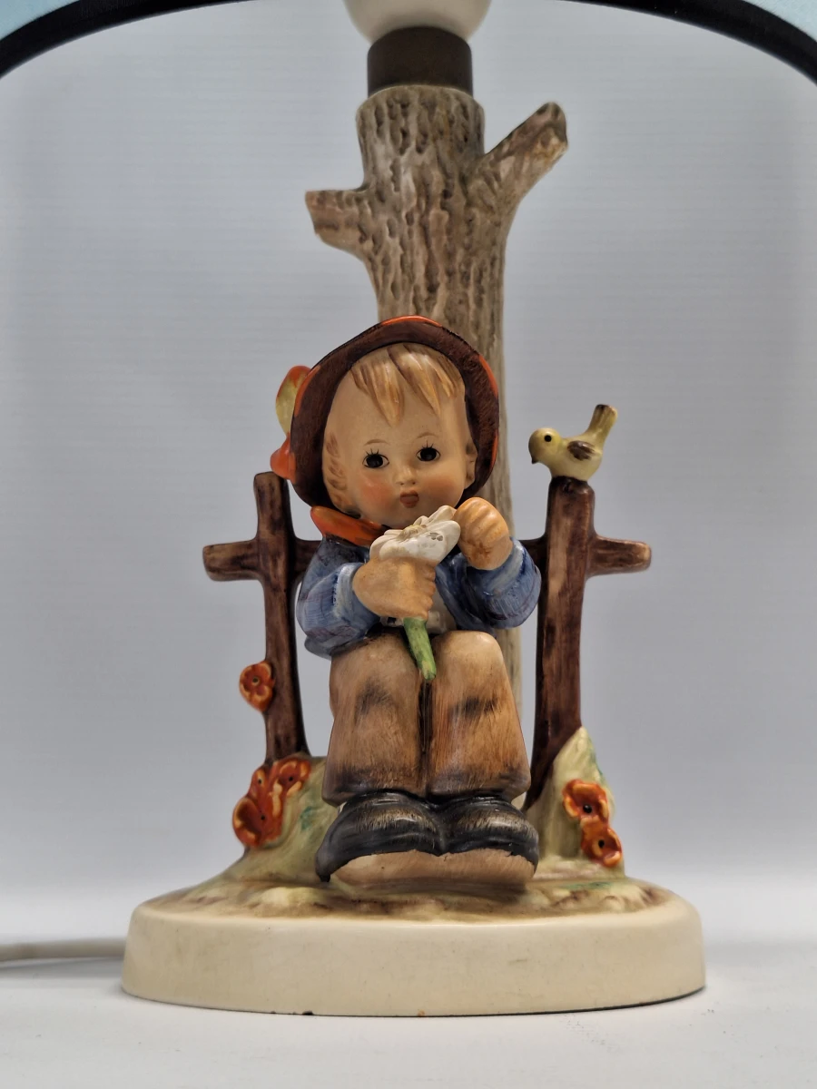 Authentieke Goebel M.I. Hummel tafellamp No. 227 - “She Loves Me, She Loves Me Not” - foto 5