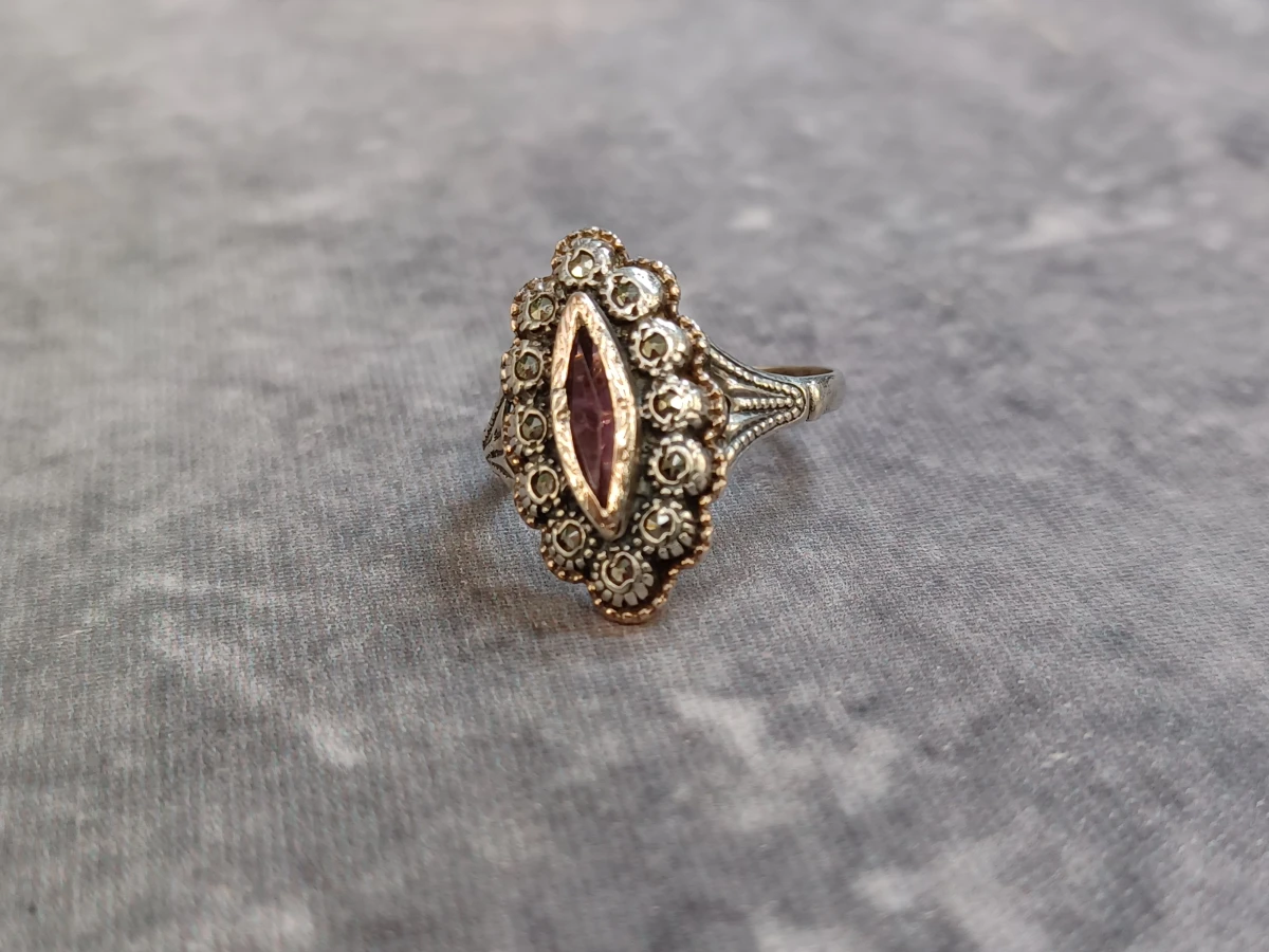 Vintage ring in Art Déco stijl met paars-roze navette steen en markasiet - foto 3