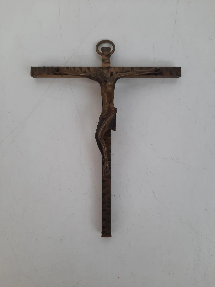 Bronskleurig Wandkruisbeeld met Gehamerd Effect – Vintage Crucifix