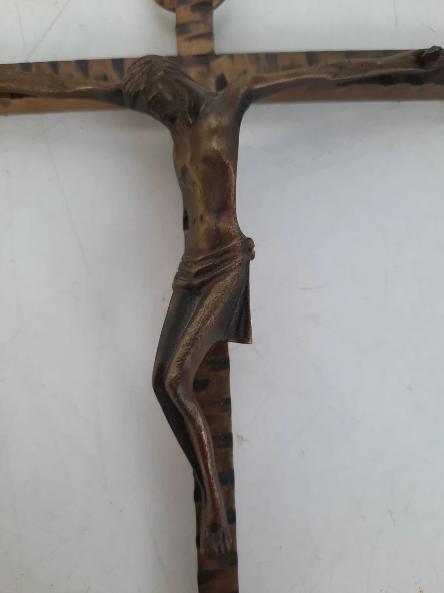 Bronskleurig Wandkruisbeeld met Gehamerd Effect – Vintage Crucifix