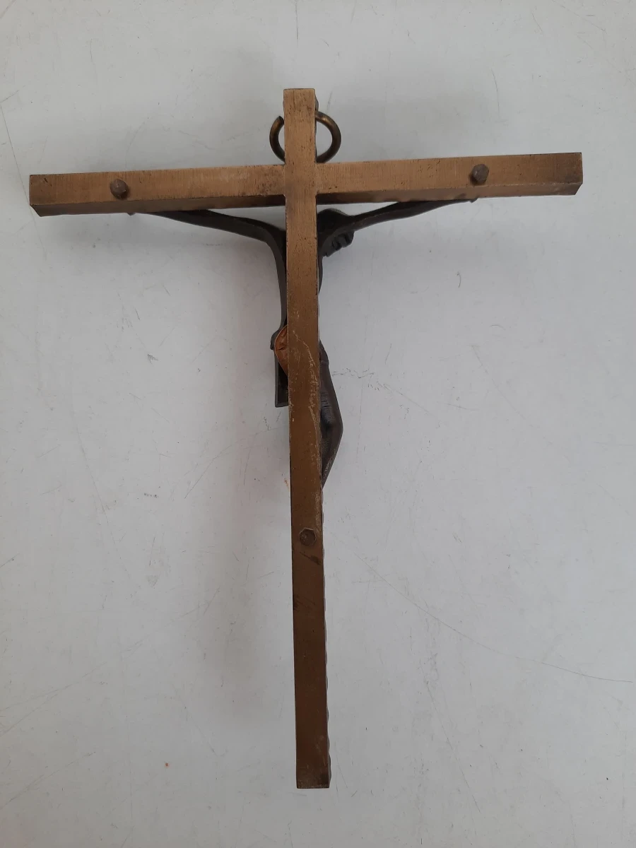 Bronskleurig Wandkruisbeeld met Gehamerd Effect – Vintage Crucifix