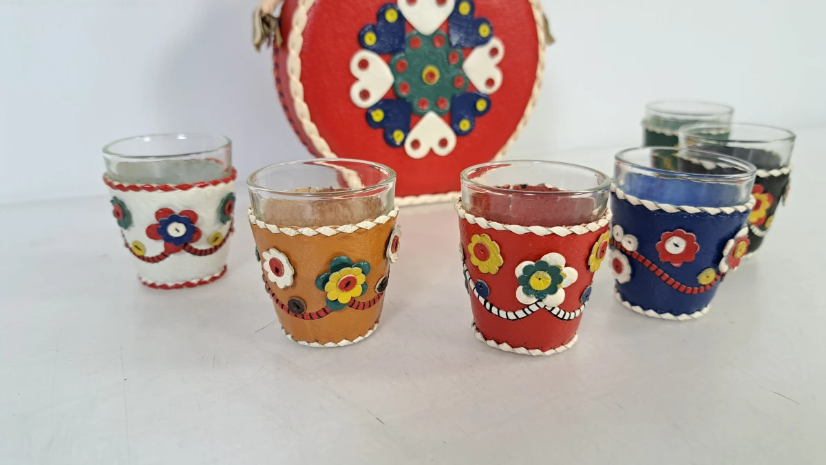 Vintage folkart drankset met leren fles en zes glaasjes - foto 6