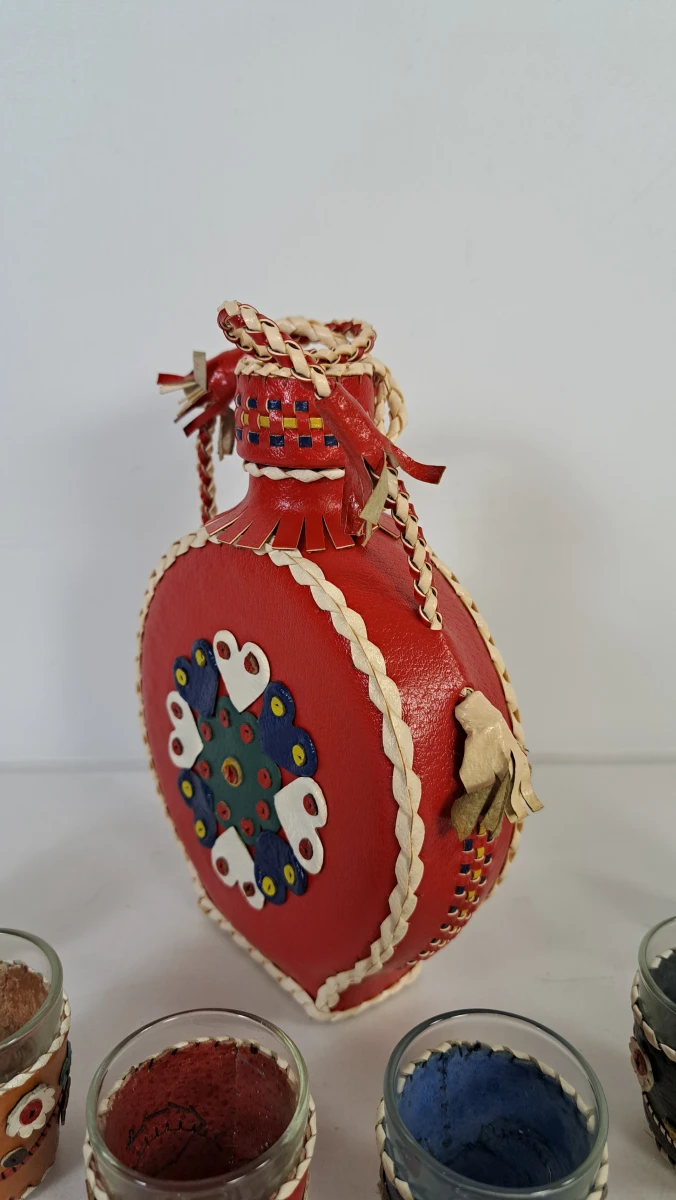 Vintage folkart drankset met leren fles en zes glaasjes - foto 3