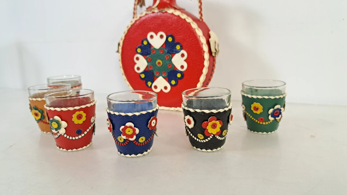 Vintage folkart drankset met leren fles en zes glaasjes - foto 7
