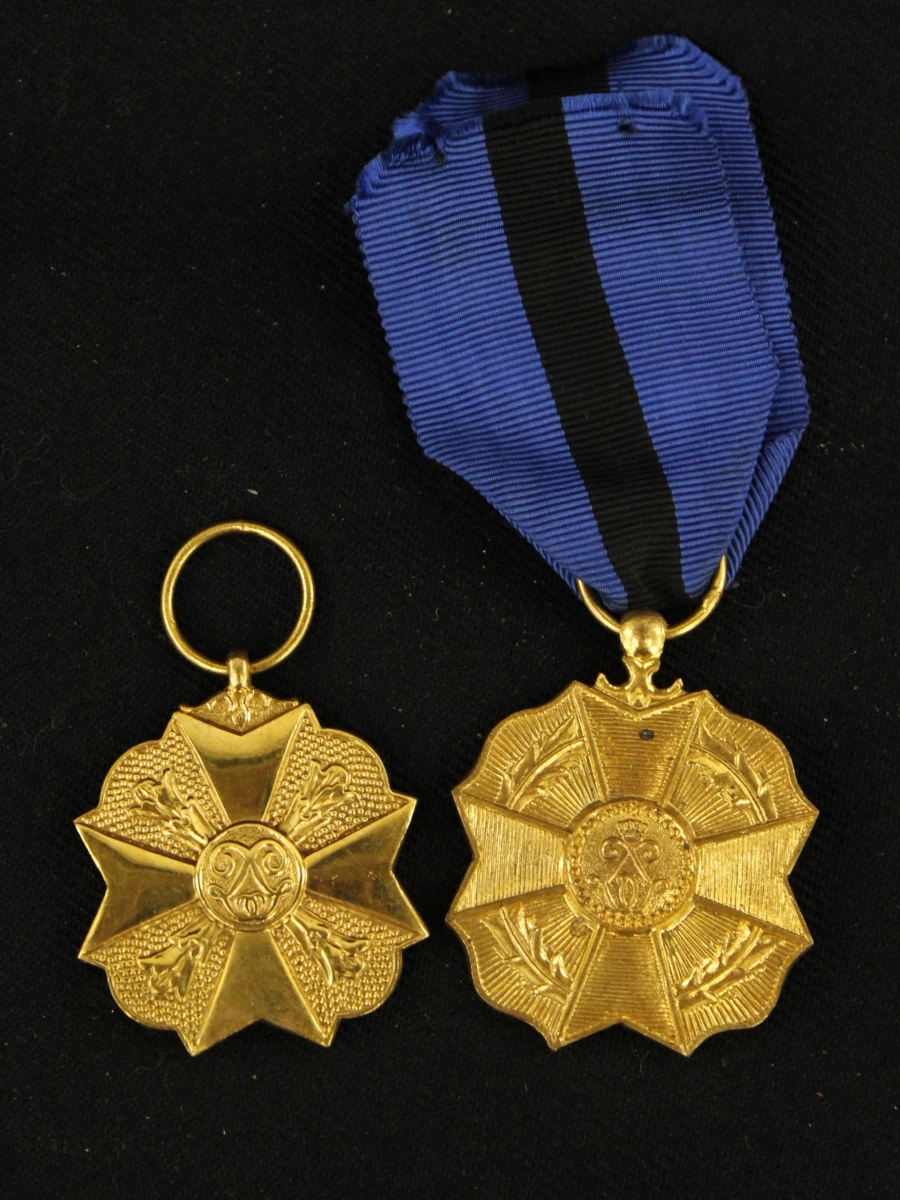 Militair lot van medailles, eretekens en uniformknopen - foto 3