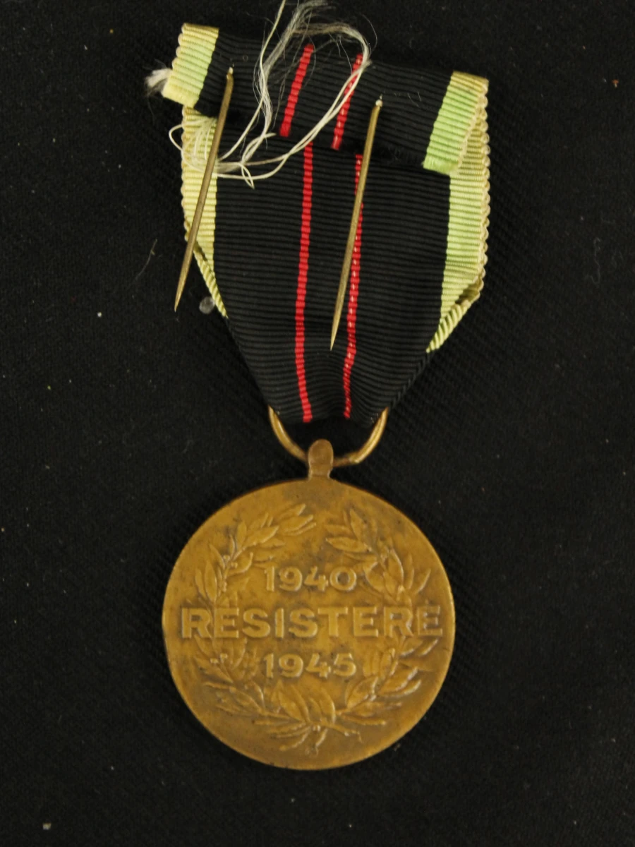 Militair lot van medailles, eretekens en uniformknopen - foto 5