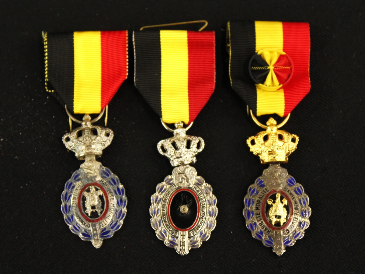 Militair lot van medailles, eretekens en uniformknopen - foto 6
