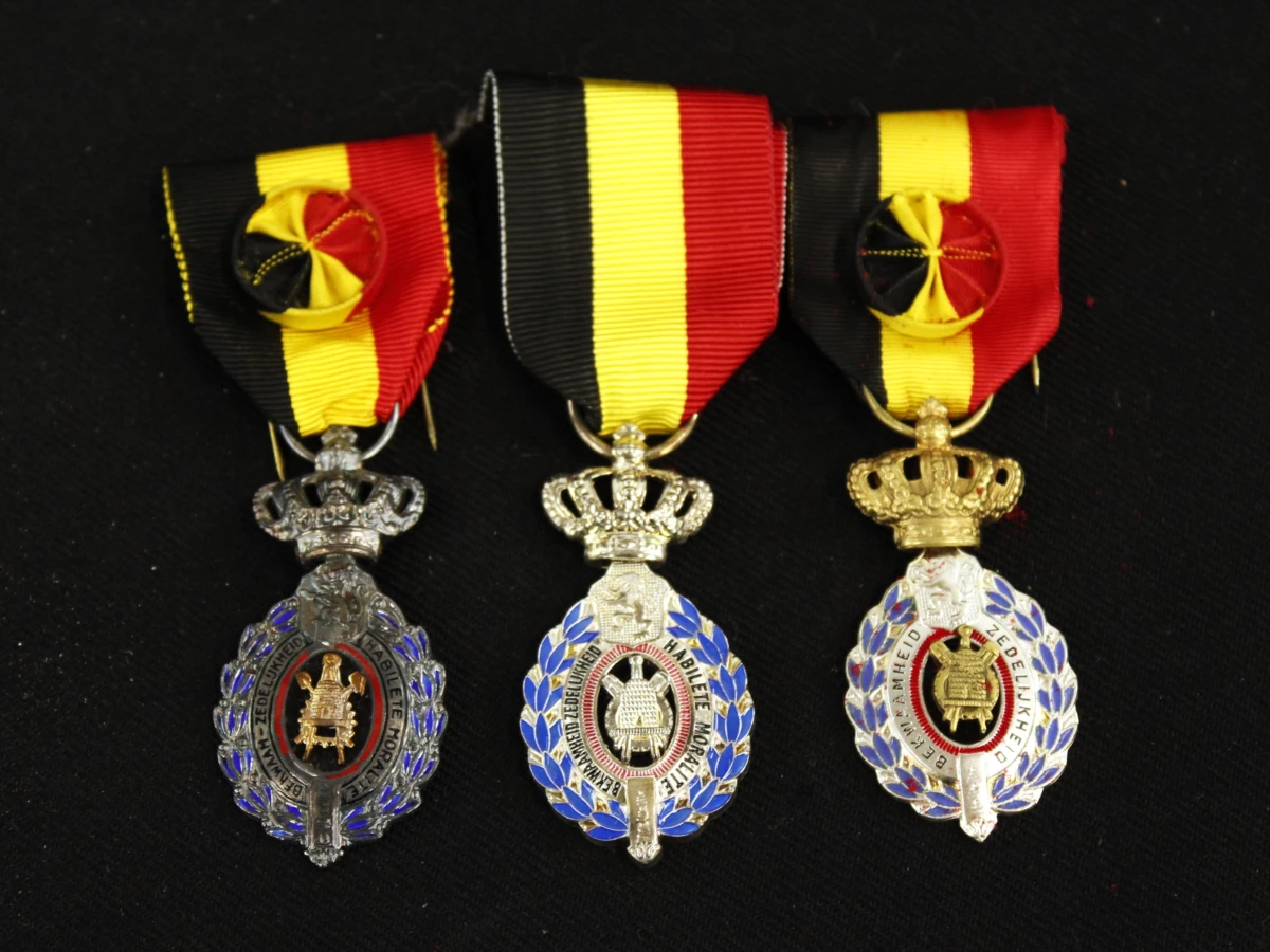Militair lot van medailles, eretekens en uniformknopen - foto 7