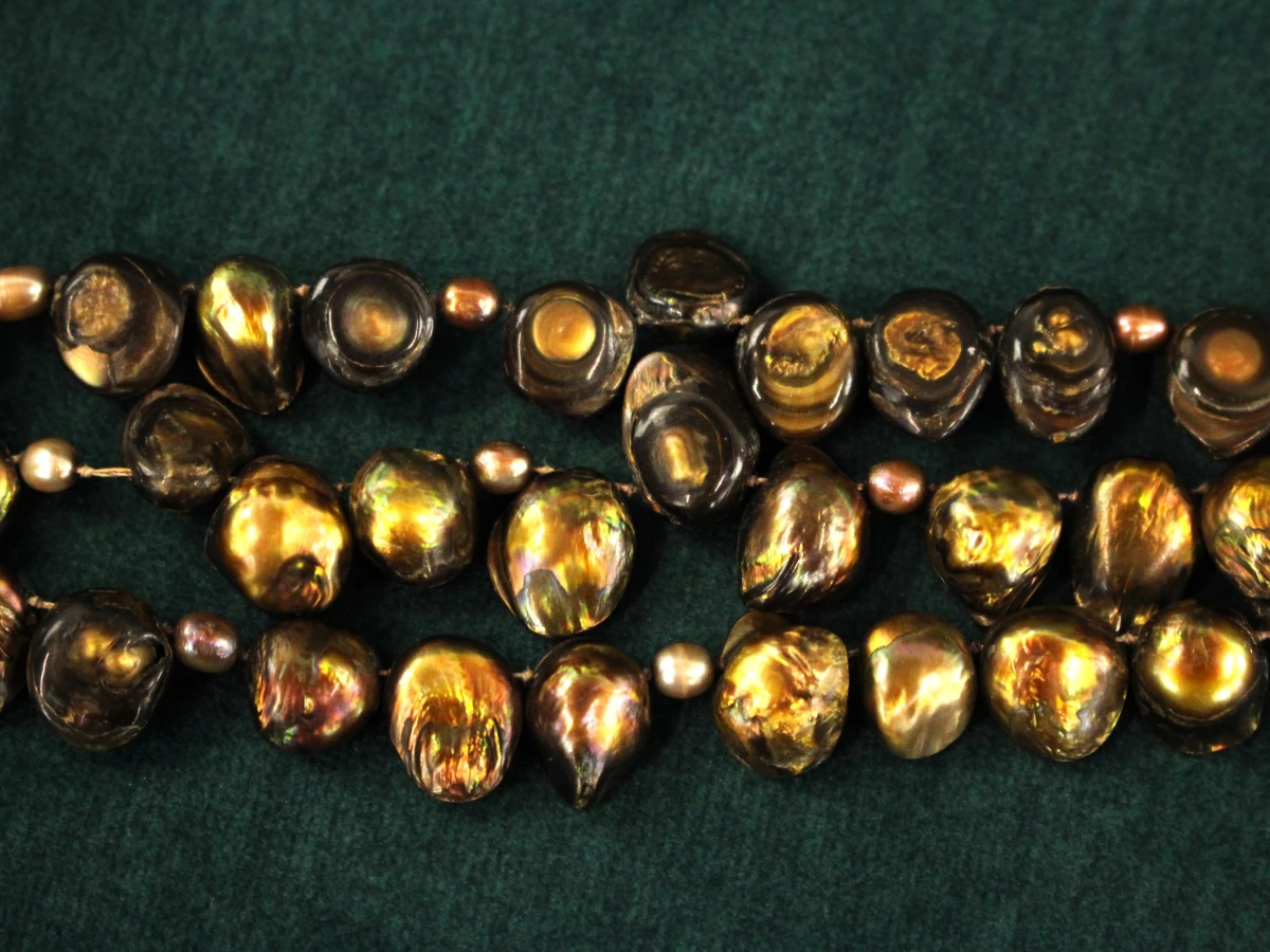 Zware driestrengs ketting met warme barokparels - foto 9