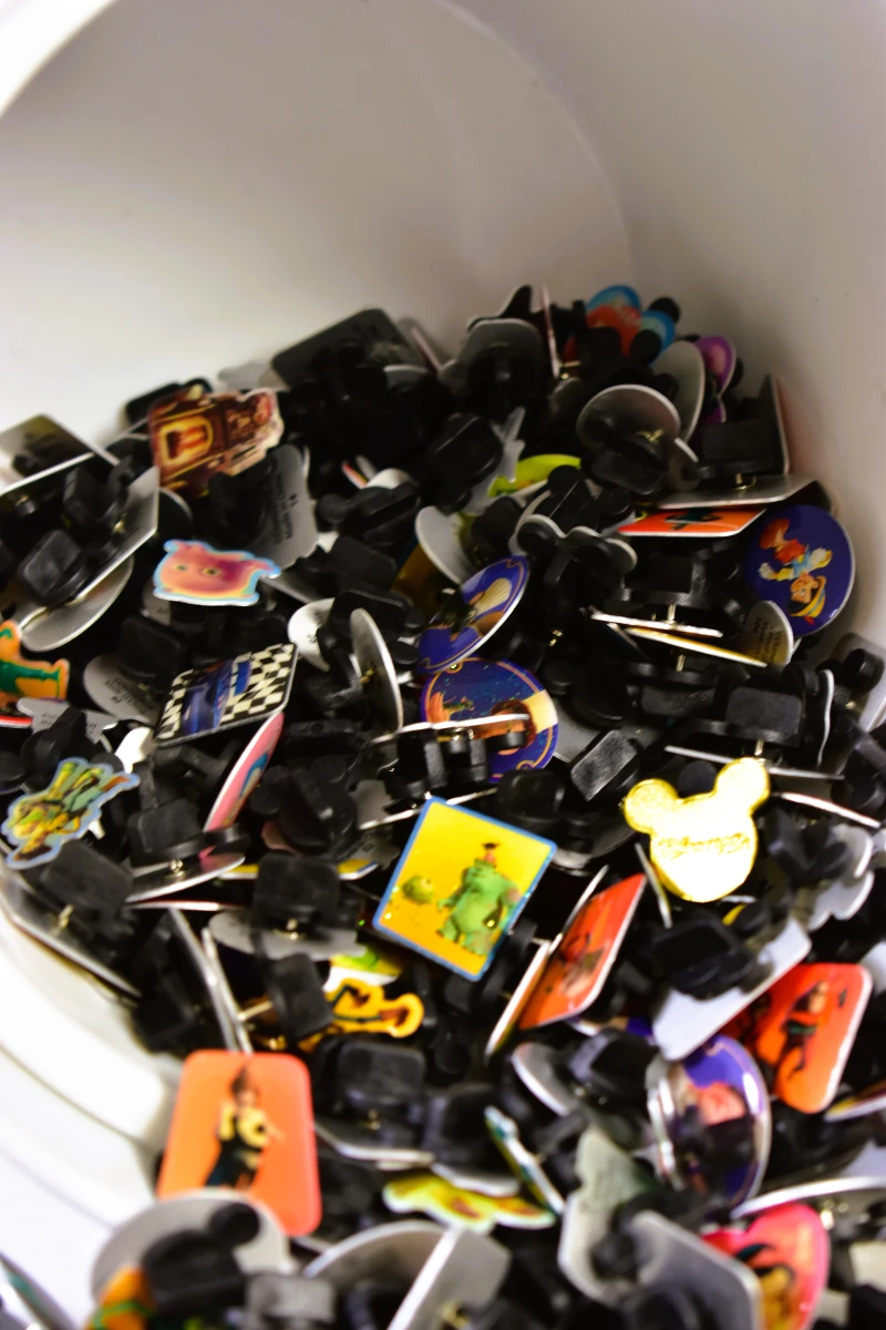Grote verzameling Disney en Pixar pins – Carrefour België – 2010 - foto 2