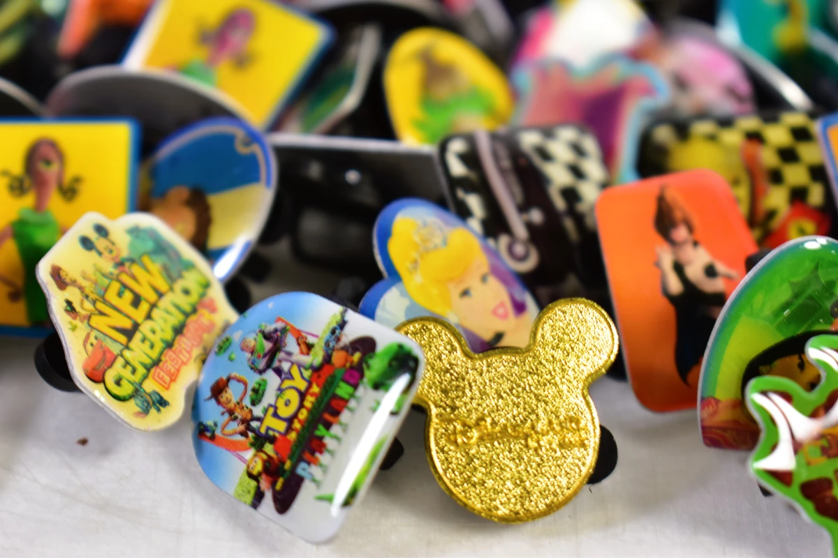Grote verzameling Disney en Pixar pins – Carrefour België – 2010 - foto 3