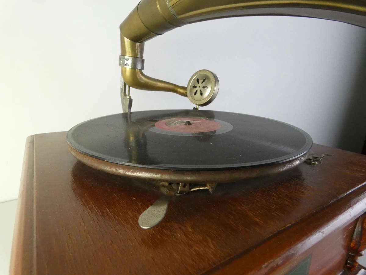 Reproductie van een His Master's Voice (HMV) grammofoon(jaren 90) - foto 15