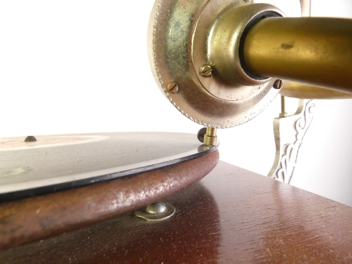 Reproductie van een His Master's Voice (HMV) grammofoon(jaren 90) - foto 18