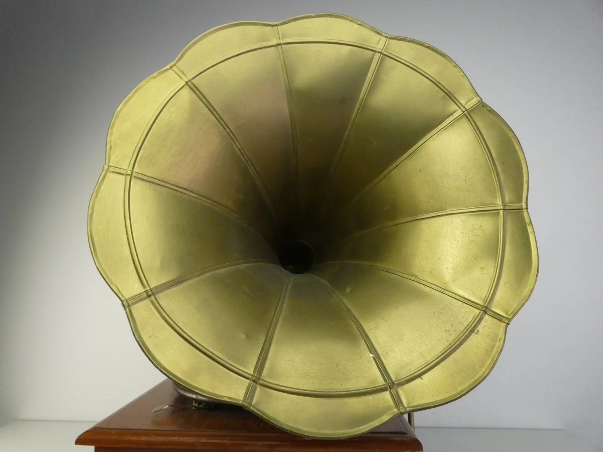 Reproductie van een His Master's Voice (HMV) grammofoon(jaren 90) - foto 12
