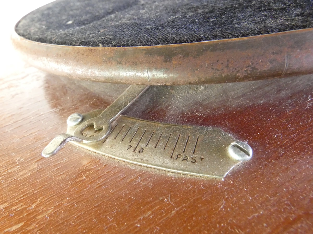 Reproductie van een His Master's Voice (HMV) grammofoon(jaren 90) - foto 6