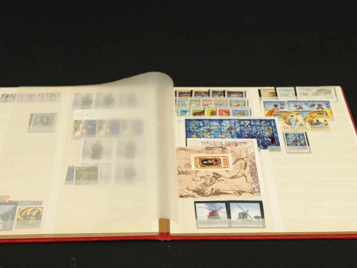 Lot van Nationale & internationale postzegels, postzegelalbums en Filatelistische boeken - foto 8