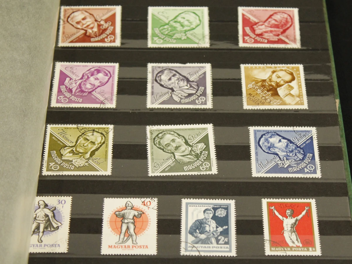 Lot van Nationale & internationale postzegels, postzegelalbums en Filatelistische boeken - foto 10