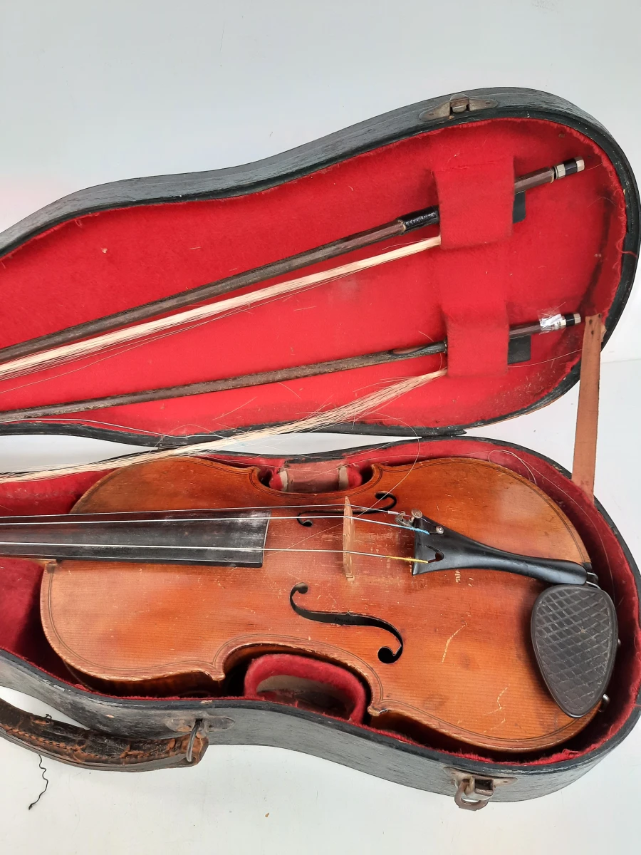 Antieke / Vintage Viool met 2 Strijkstokken en Koffer – Prachtig Restauratieproject!